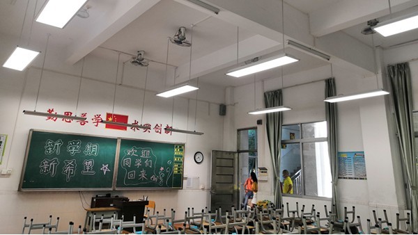 熒光燈嚴(yán)重危害學(xué)生的視力健康，教室照明需要用護(hù)眼教室燈具