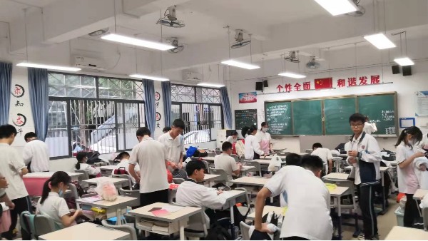 維格教育照明：點(diǎn)亮知識(shí)的曙光，黑板燈的專業(yè)選擇