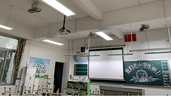 <i style='color:red'>看不清</i>黑板？教室照明的反光、眩光問題應該怎么處理？